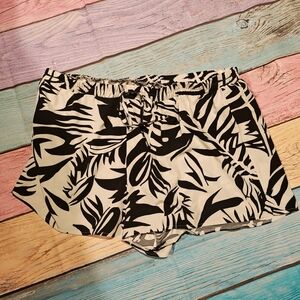 Lot Of 2 SHEIN Black and White Blue And Black Hawaiian Shorts Curve 4xl.